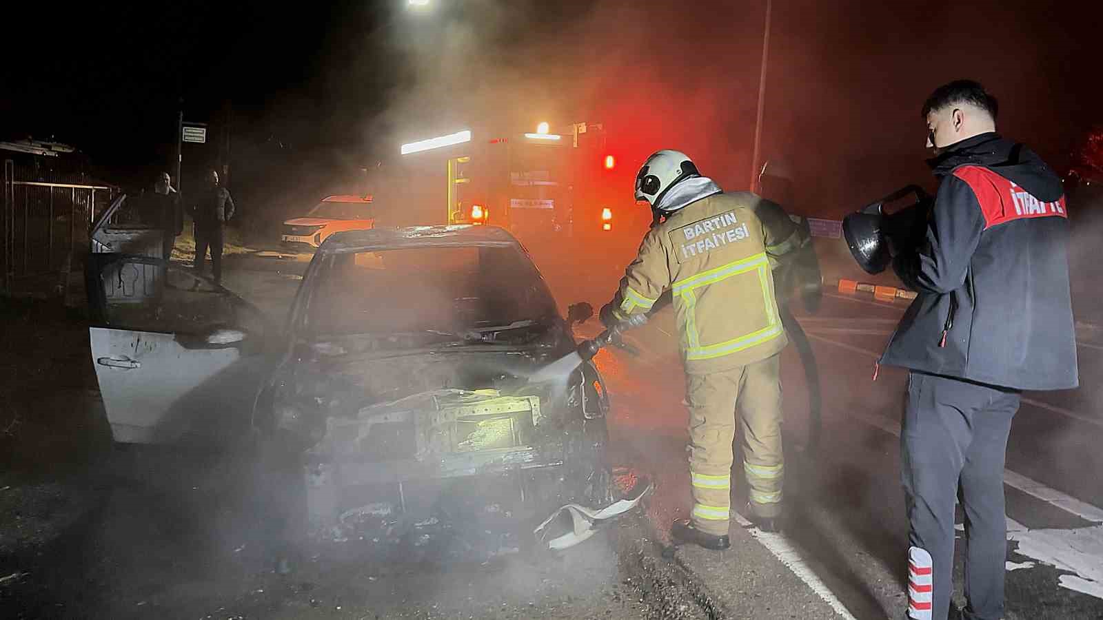 Bartın’da park halindeki araçta yangın çıktı