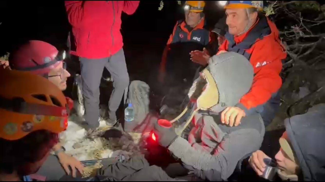 Karla kaplı dağa tırmanıp mahsur kalan 3 arkadaş kurtarıldı