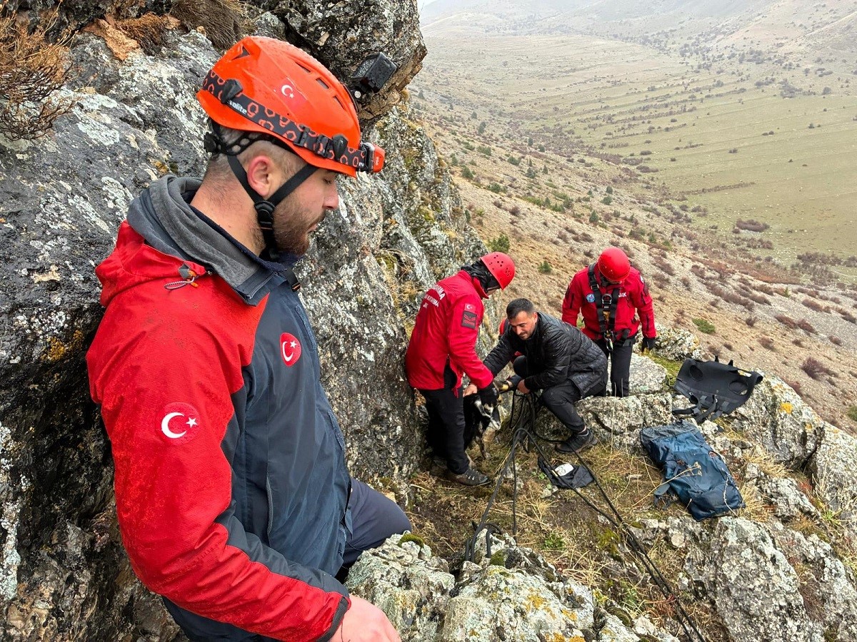 Kayalıklarda mahsur kalan keçiler JAK timi tarafından kurtarıldı