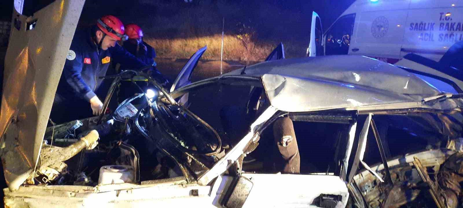 Otomobil tıra çarptı: 4 yaralı