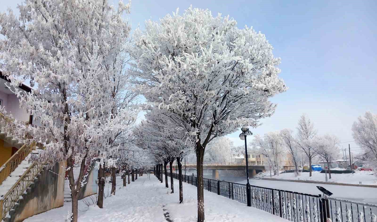 Bayburt’un Arpalı Beldesi güne kar yağışıyla uyandı
