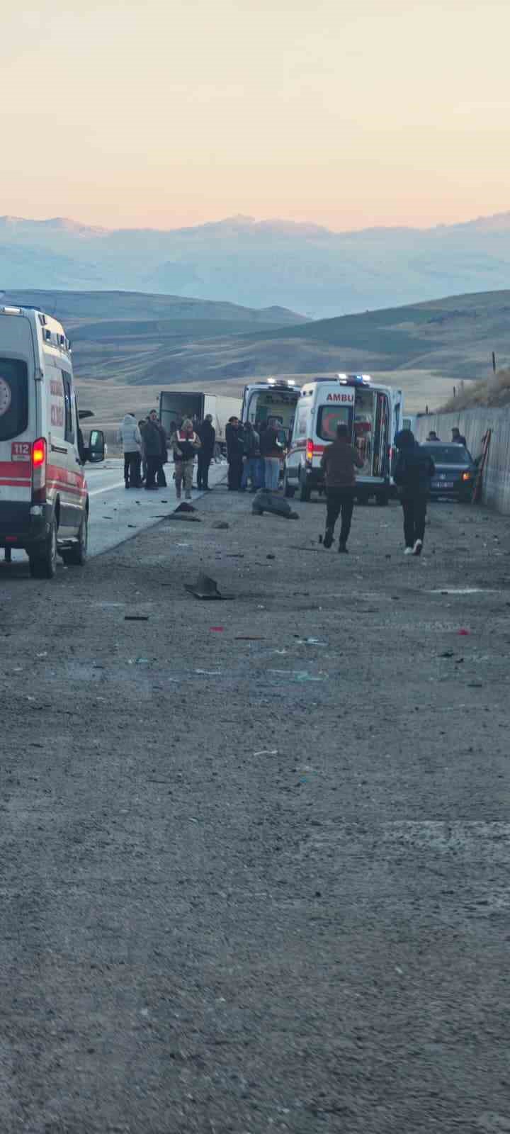 Van&rsquo;da 6 ara&ccedil; birbirine girdi: 3 kişi yaralandı
