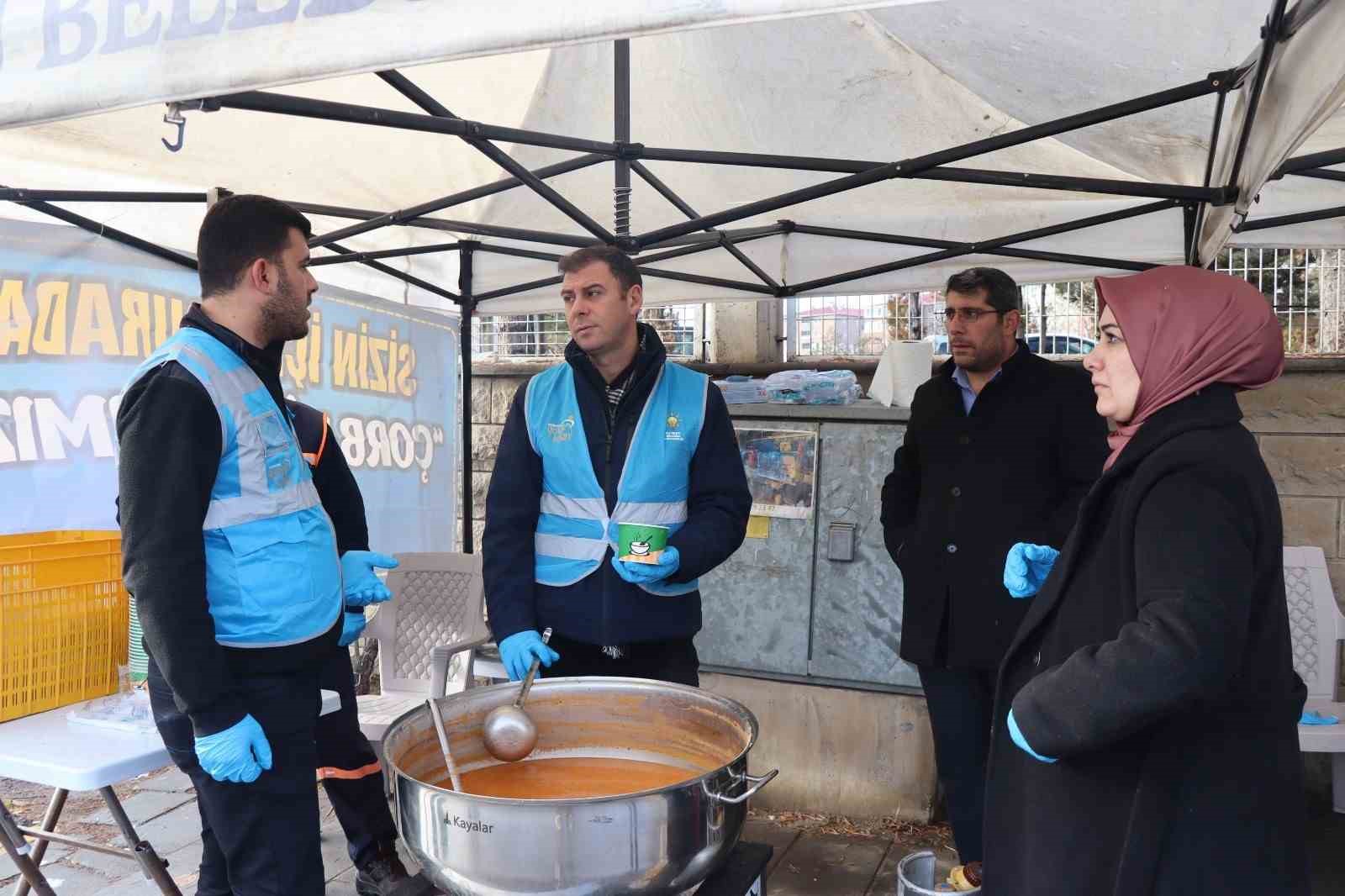 Belediyeden pazarcılara çorba ikramı
