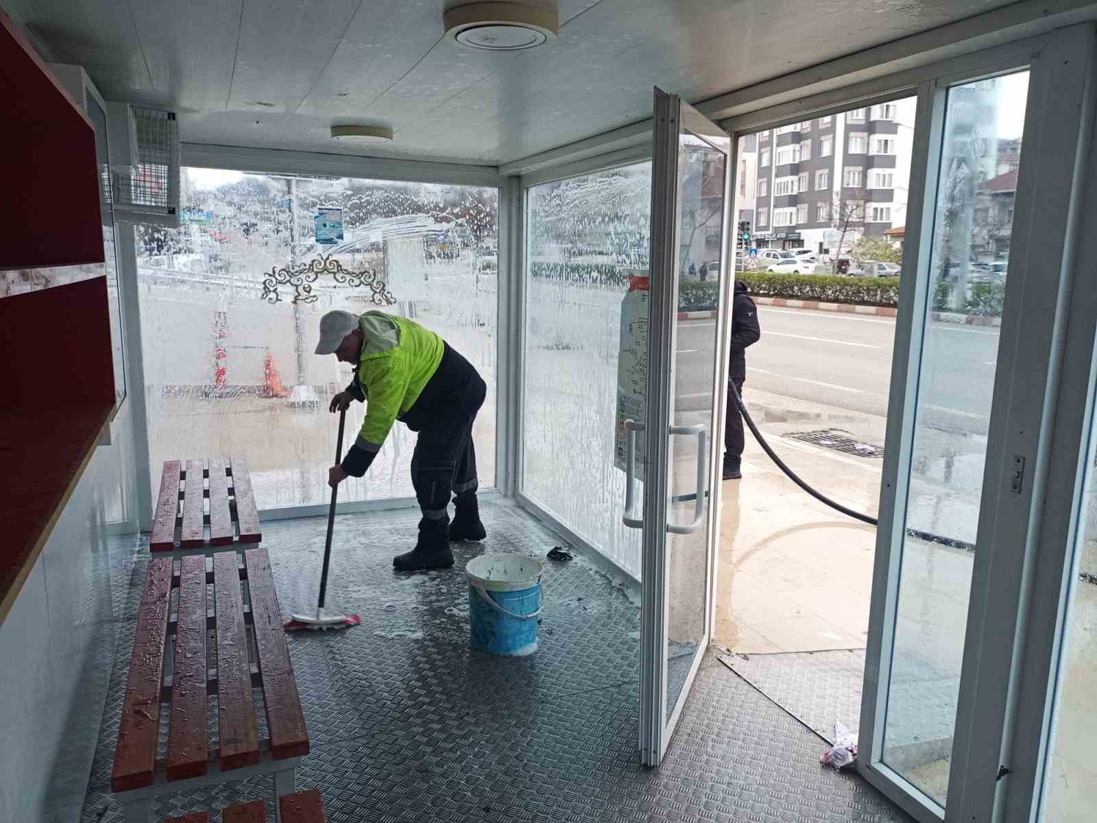 Bilecik’te kent genelinde durak temizliği seferberliği