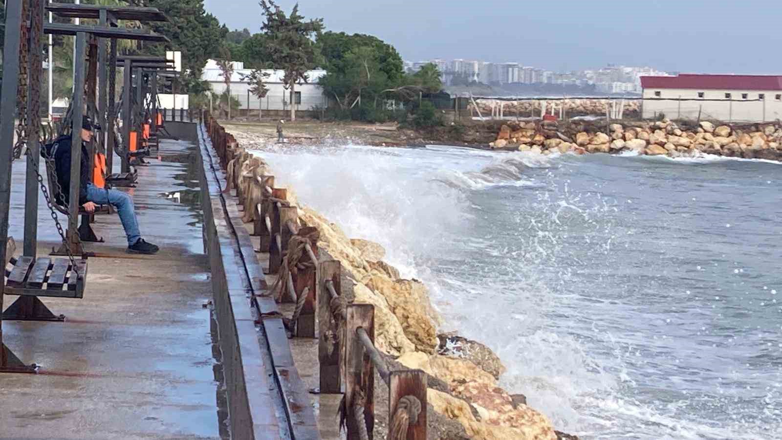 Doğu Akdeniz&rsquo;de dev dalgalar kıyıları d&ouml;vd&uuml;
