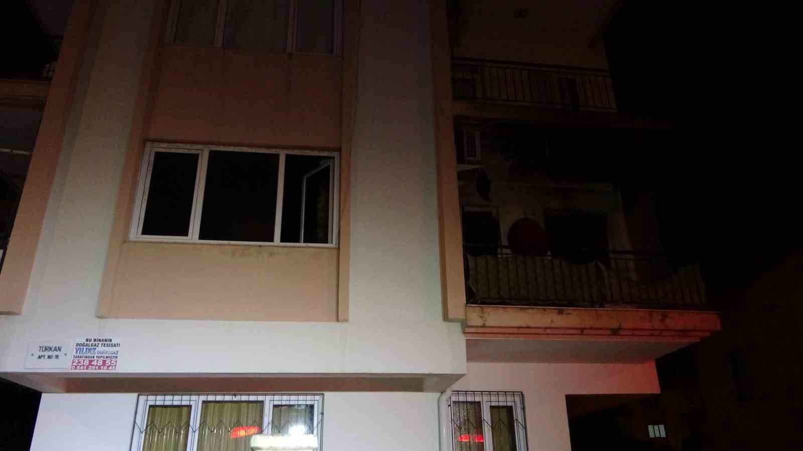 Dairede &ccedil;ıkan yangında 3&rsquo;&uuml; &ccedil;ocuk 4 kişi dumandan etkilendi
