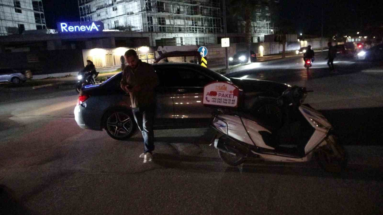 Kavşakta motosikletle otomobil &ccedil;arpıştı: 1 yaralı
