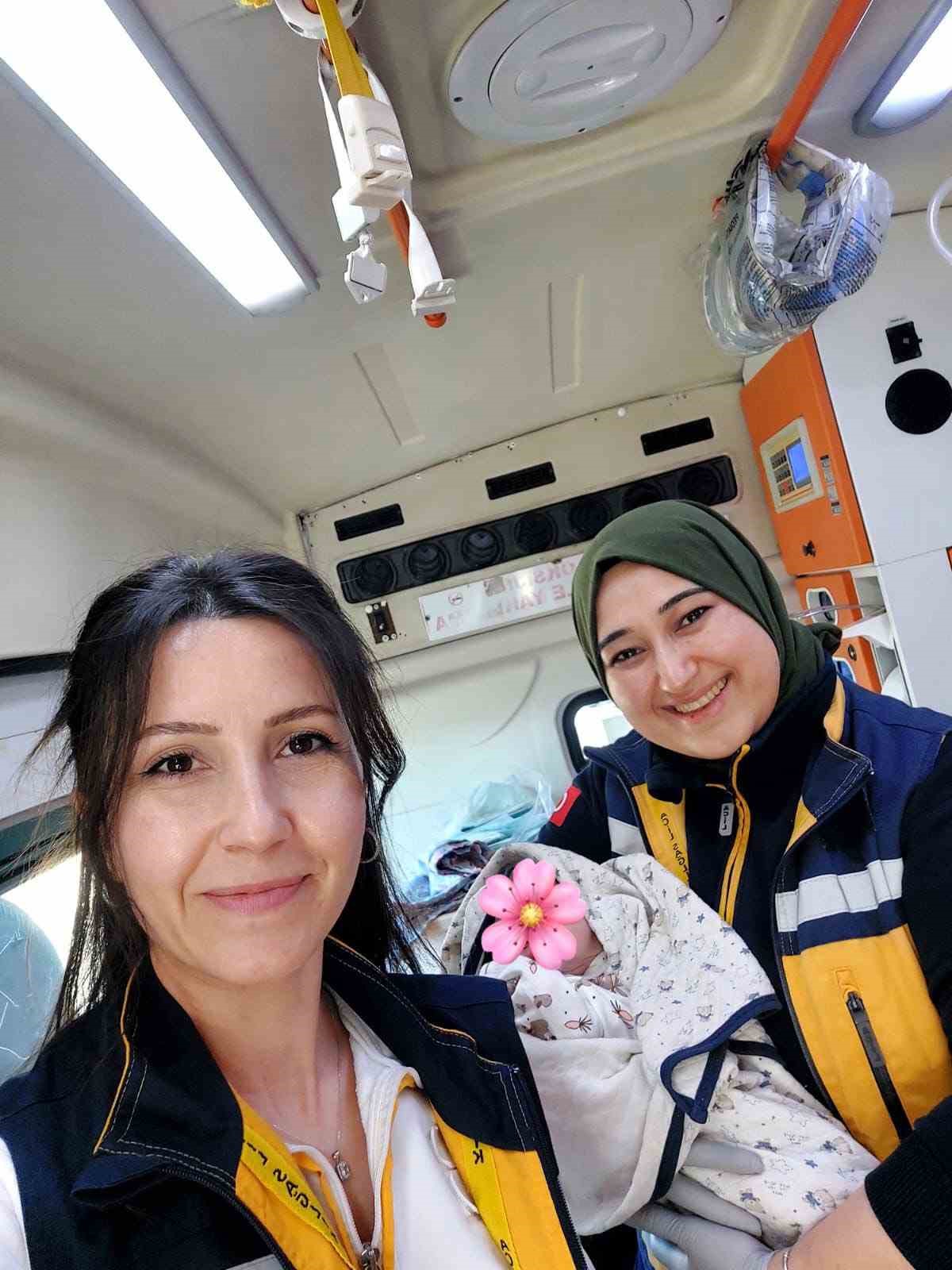Bozdoğanlı ailenin bebeği ambulansta dünyaya geldi