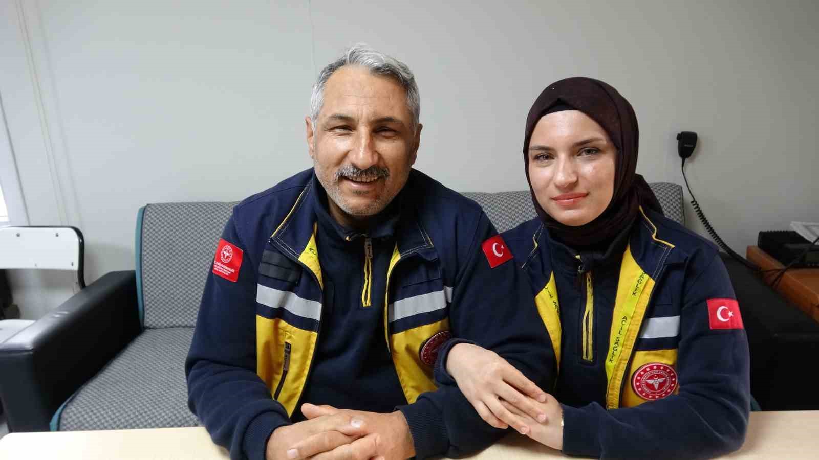 Sağlık çalışanı baba ve kızı aynı ambulansta hayat kurtarıyor