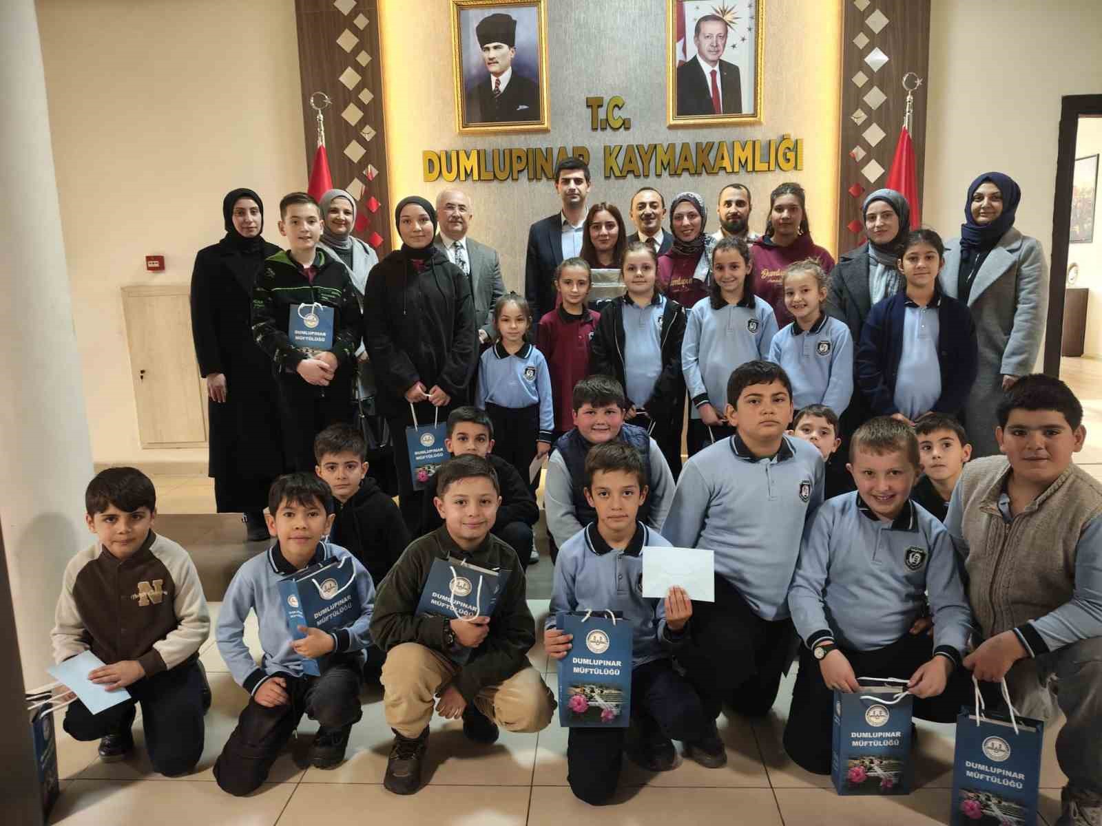 Dumlupınar’da bilgi yarışmasında dereceye giren öğrenciler ödüllerini aldı