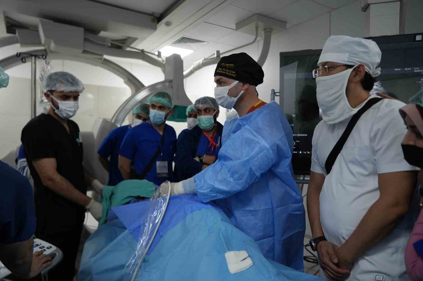 &quot;İğneyle&quot; tümör tedavisine uluslararası ilgi: Canlı canlı izlediler