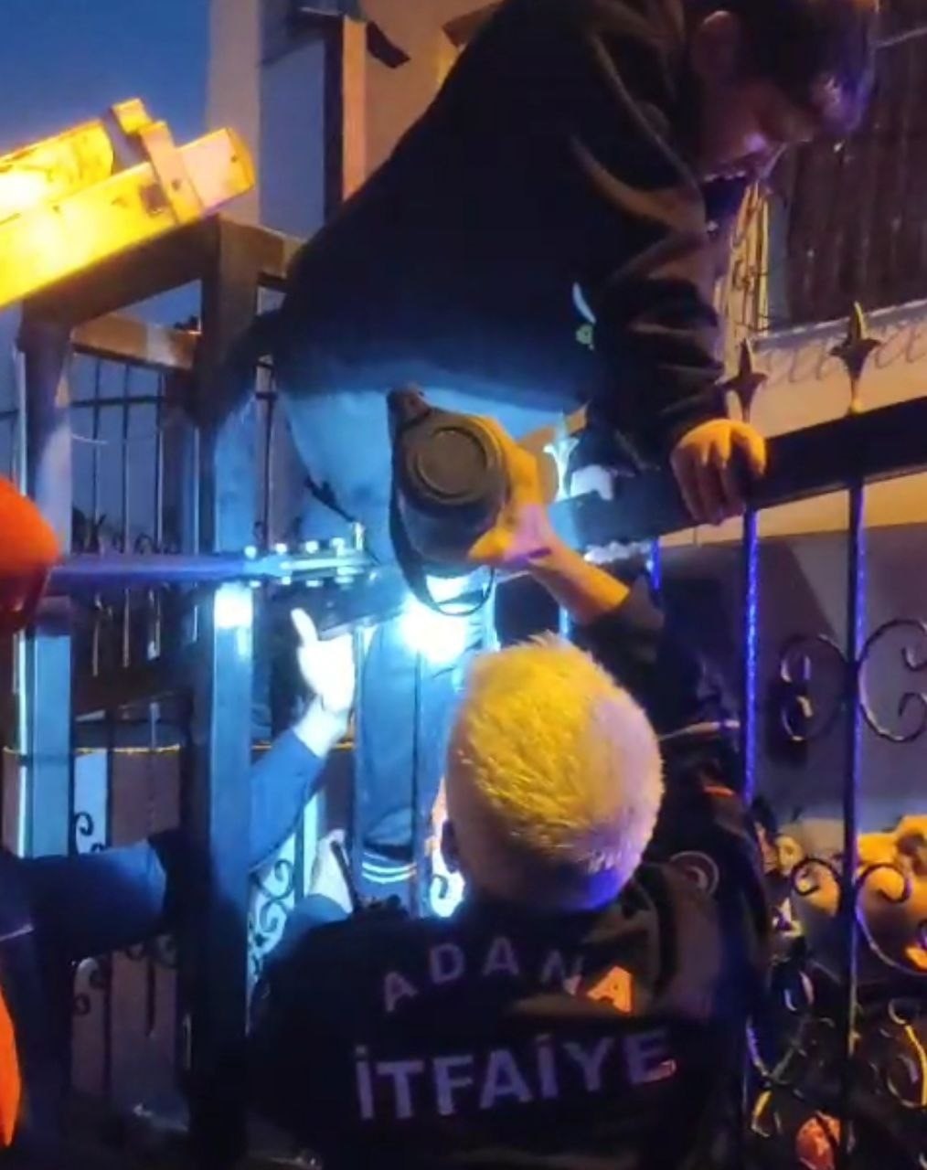 Bacağına demir korkuluk saplanan çocuk hastaneye kaldırıldı