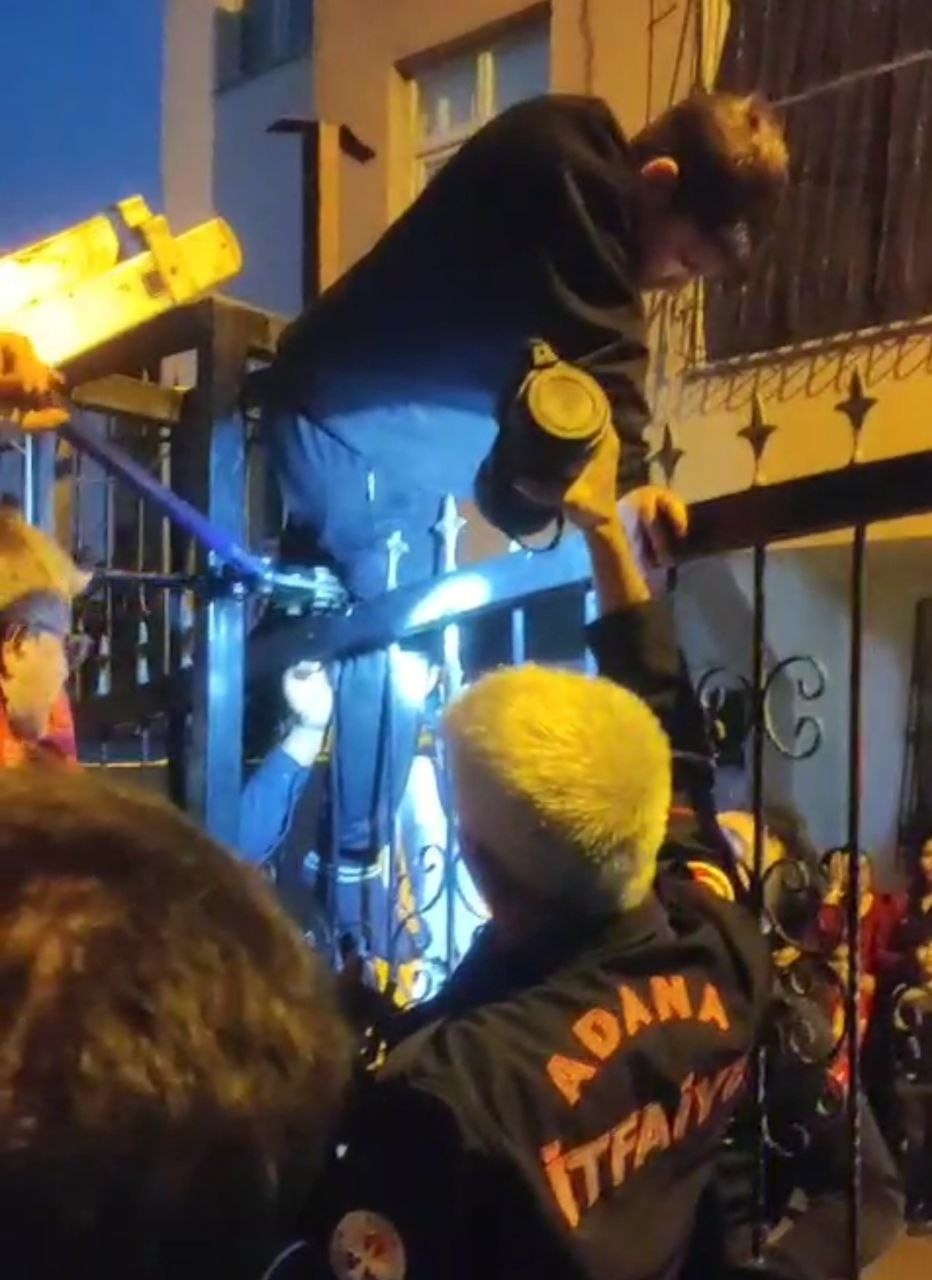 Bacağına demir korkuluk saplanan &ccedil;ocuk hastaneye kaldırıldı
