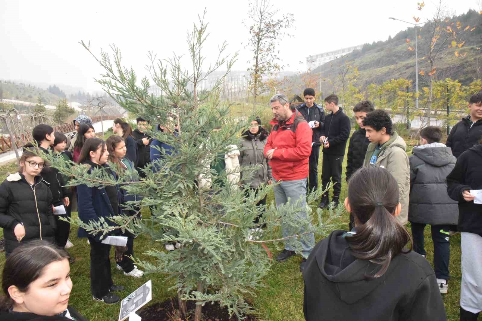 &Ouml;ğrenciler hayvan m&uuml;zesini ilgi ile gezdi
