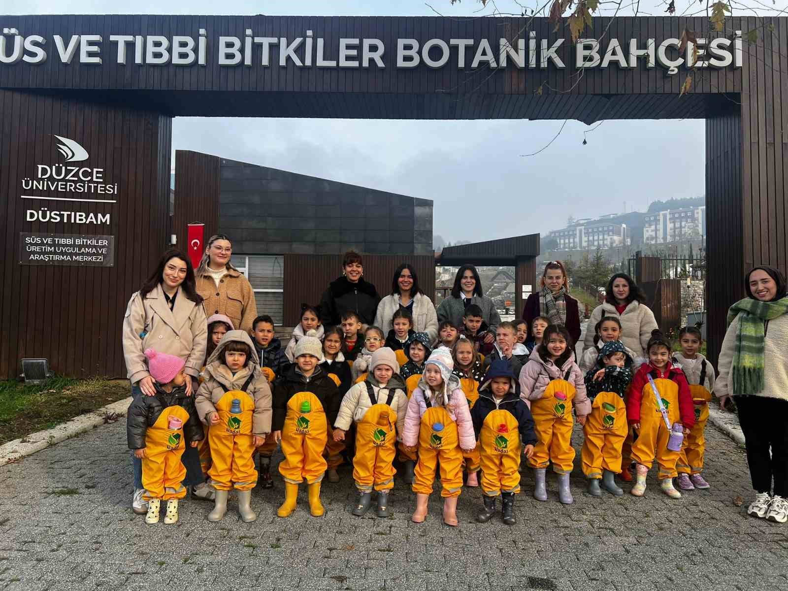 Süs ve Tıbbi Bitkiler Botanik Bahçesi minik ziyaretçilerini ağırladı