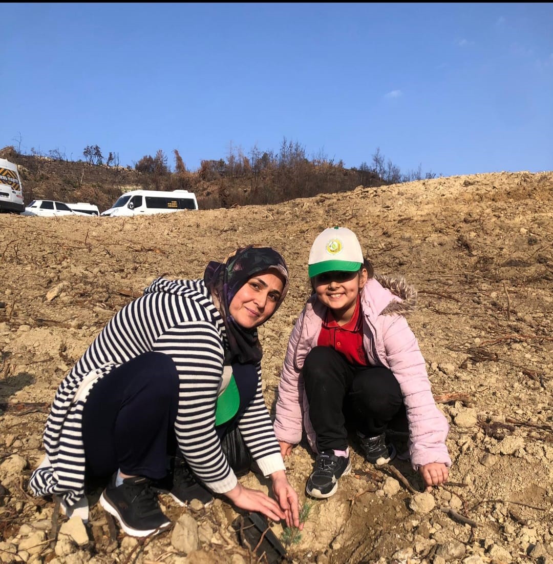 &Ouml;ğrenciler, orman yangınında zarar g&ouml;ren alana fidan dikti

