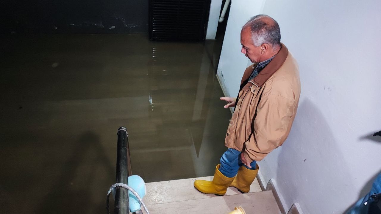 S&uuml;rekli su basan bodrum kata &rsquo;kontrol kalemiyle suyu test ederek&rsquo; giriyorlar
