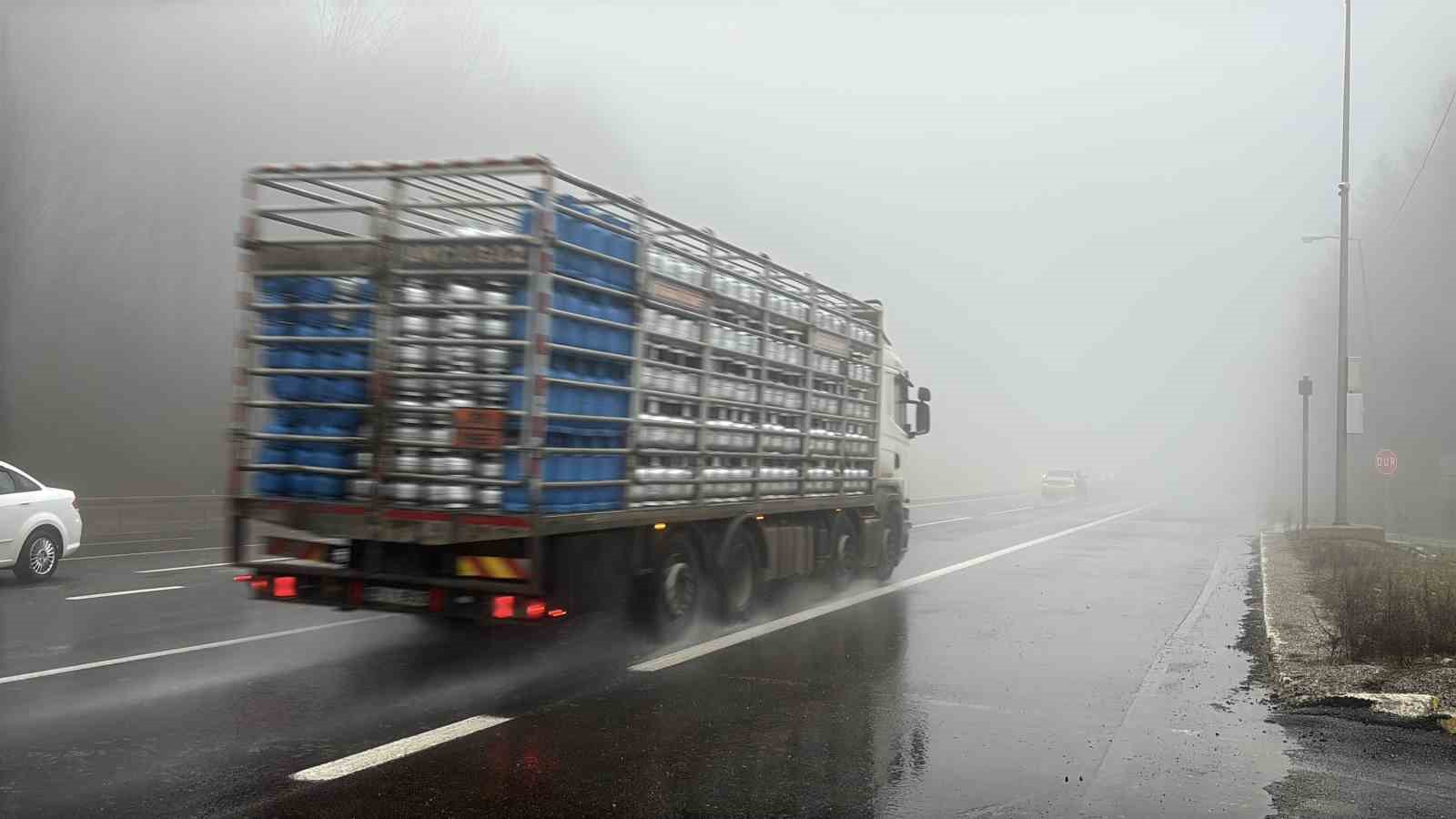 Bolu Dağı’nda sis ve sağanak etkili: Görüş mesafesi 30 metreye düştü