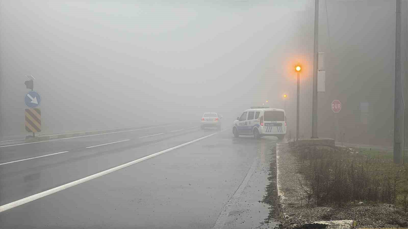 Bolu Dağı’nda sis ve sağanak etkili: Görüş mesafesi 30 metreye düştü
