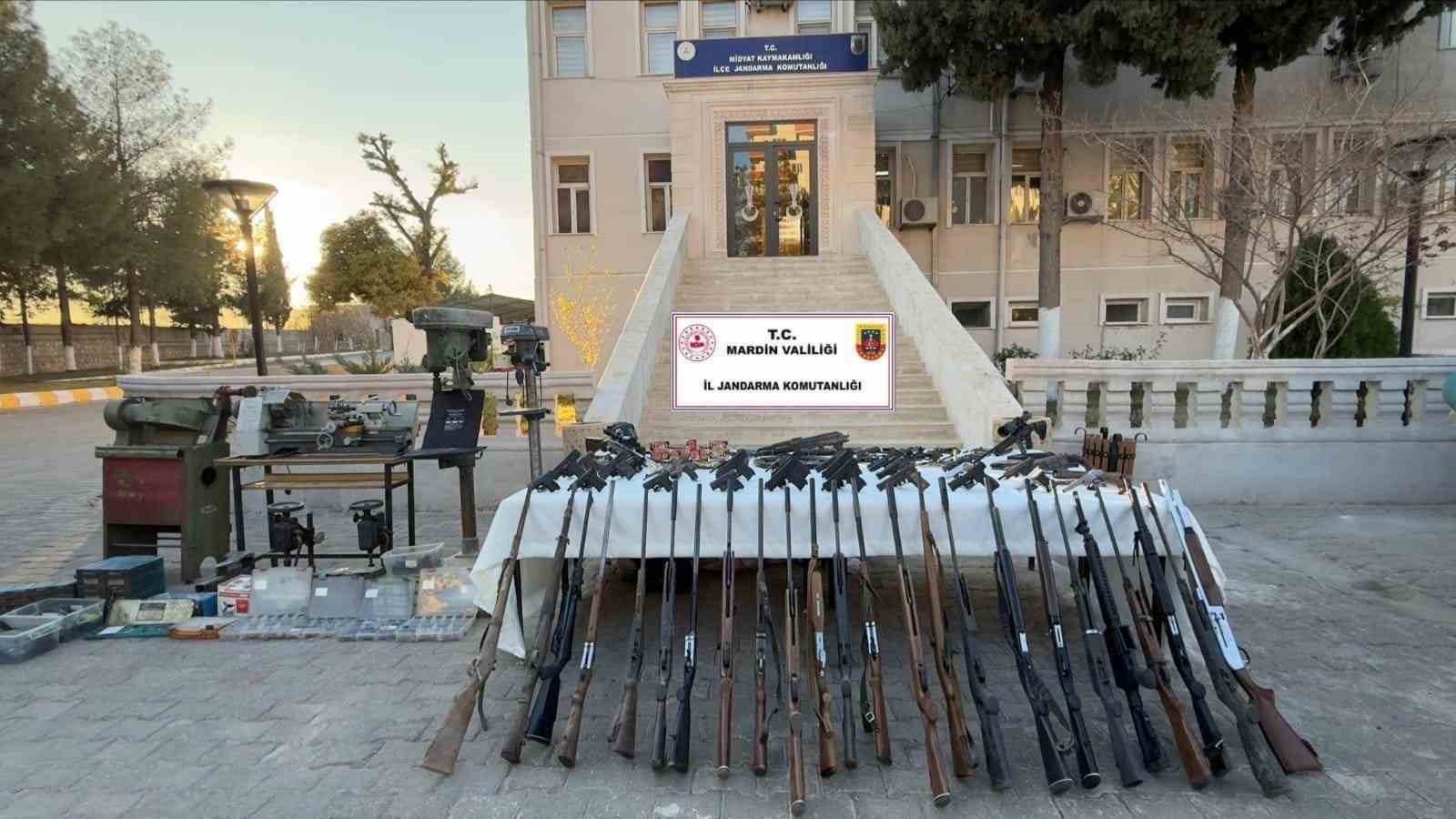 Mardin’de yasa dışı silah imalathanesine baskında çok sayıda silah ele geçirildi