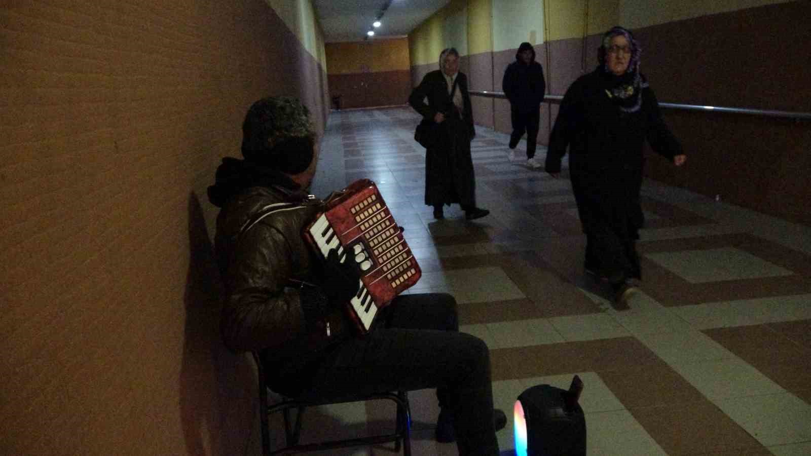 Yağmur, soğuk demeden enstrümanını çalıyor