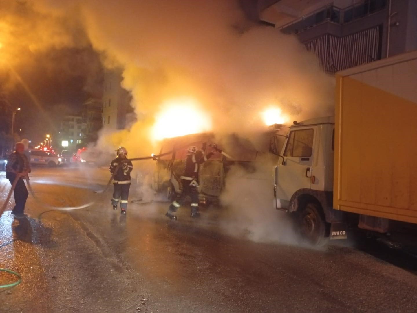 Park halindeki minibüs alev aldı