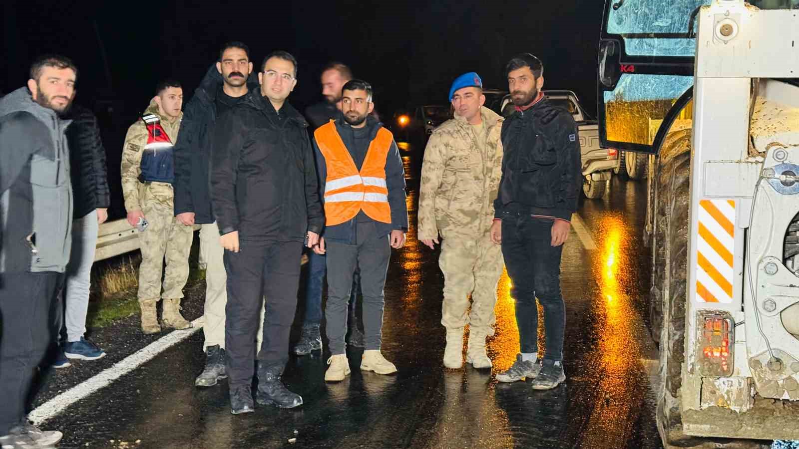 Kapanan yolu açarken ölümden döndüler