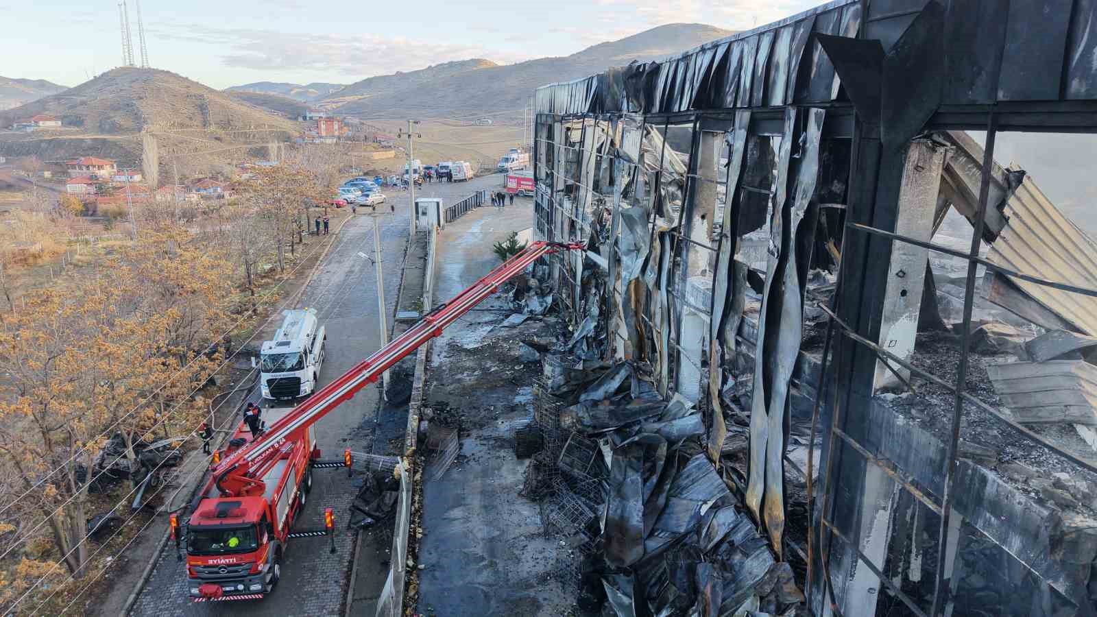 Alev alev yanan kimya fabrikasının son hali havadan görüntülendi