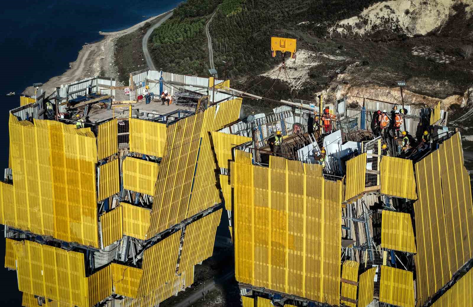 İstanbul trafiğine nefes olacak Sazlıdere Köprüsü kuleleri tamamlanıyor