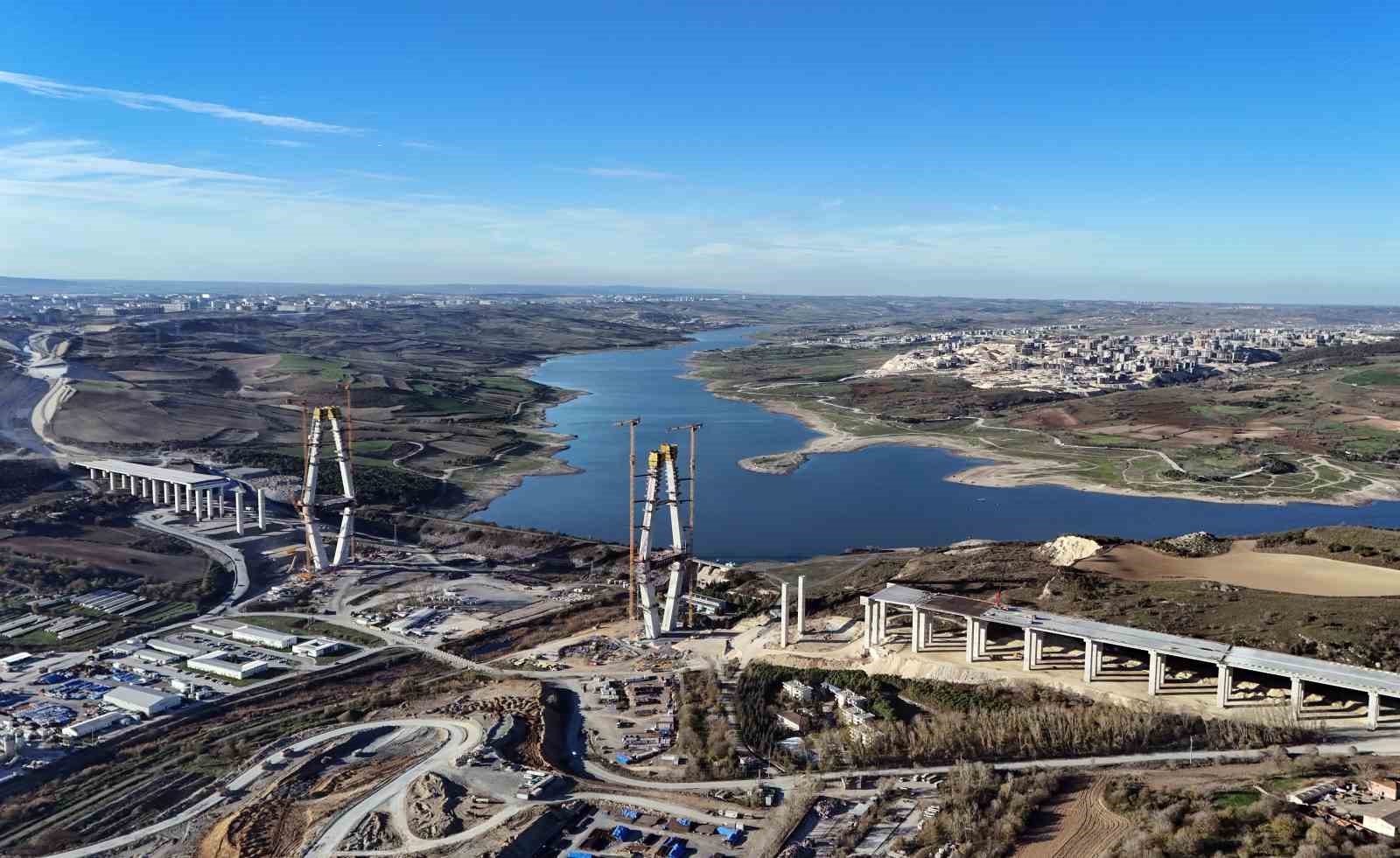 İstanbul trafiğine nefes olacak Sazlıdere Köprüsü kuleleri tamamlanıyor