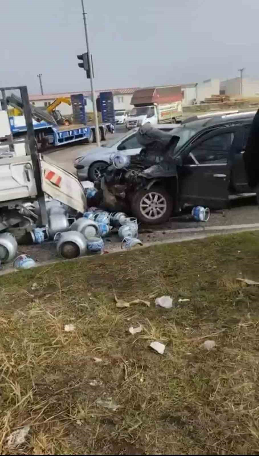 Diyarbakır’da tüplerin yola savrulduğu kaza ucuz atlatıldı
