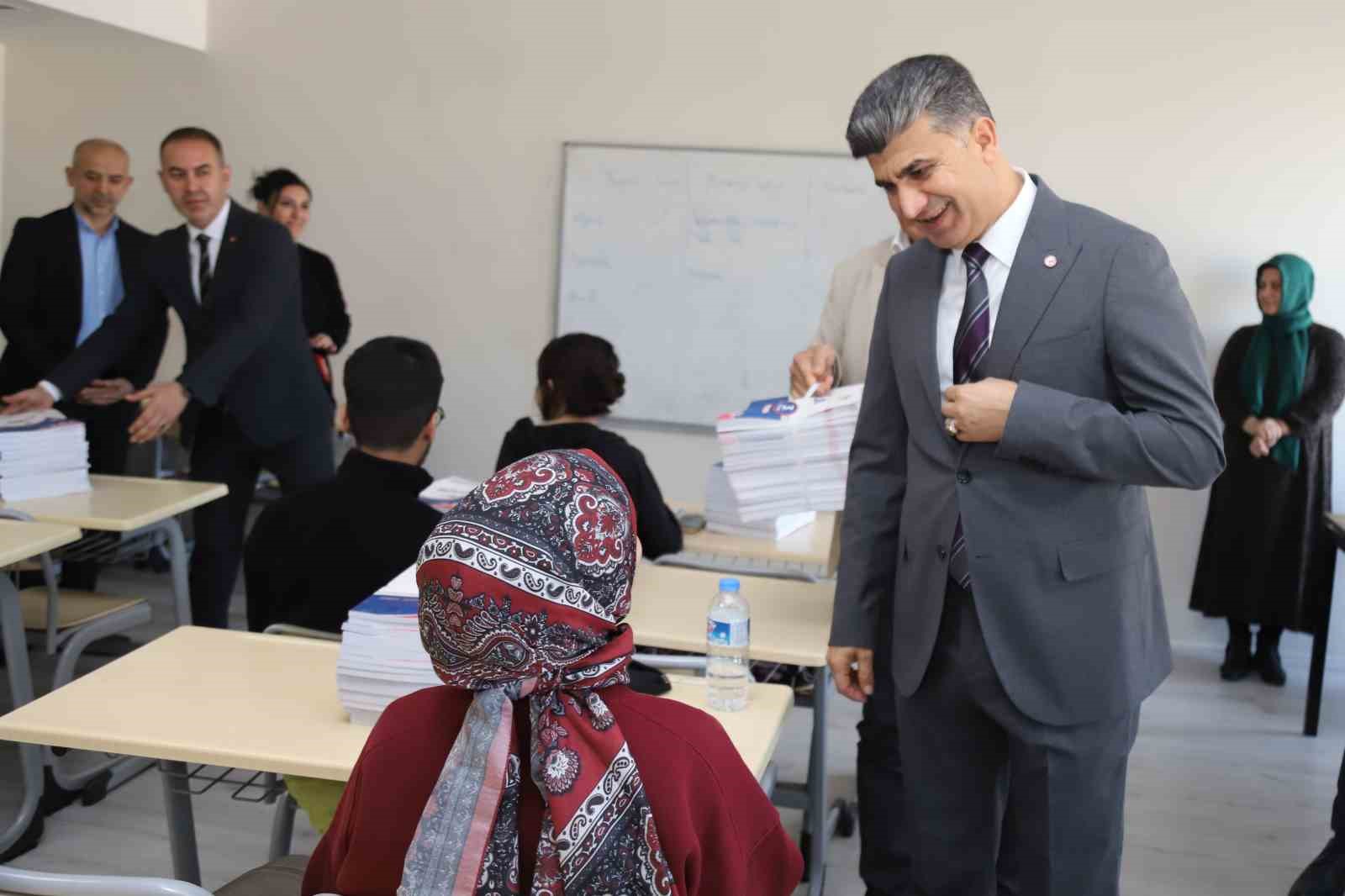 Akdeniz Belediyesinden gençlere kaynak kitap desteği