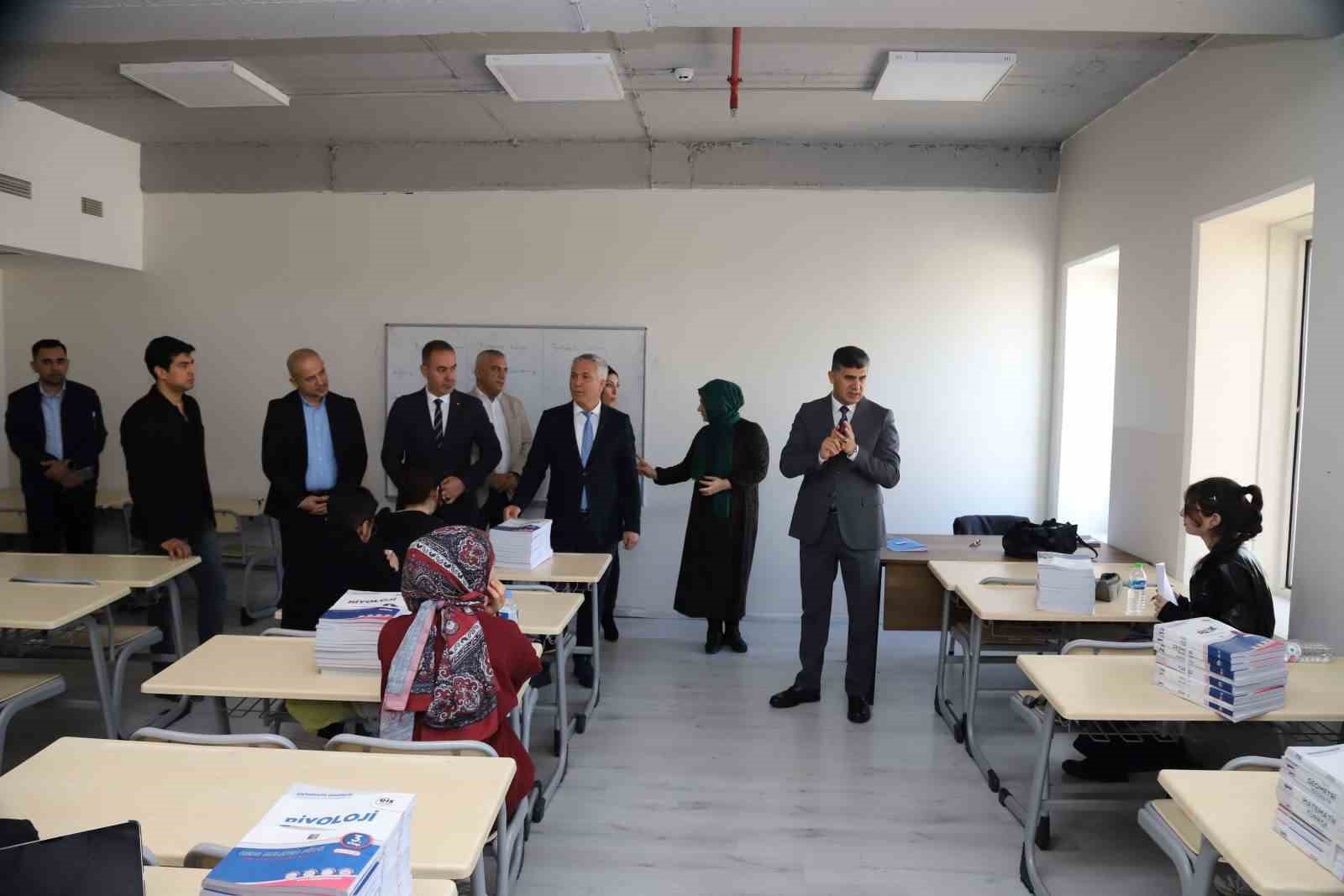 Akdeniz Belediyesinden gençlere kaynak kitap desteği