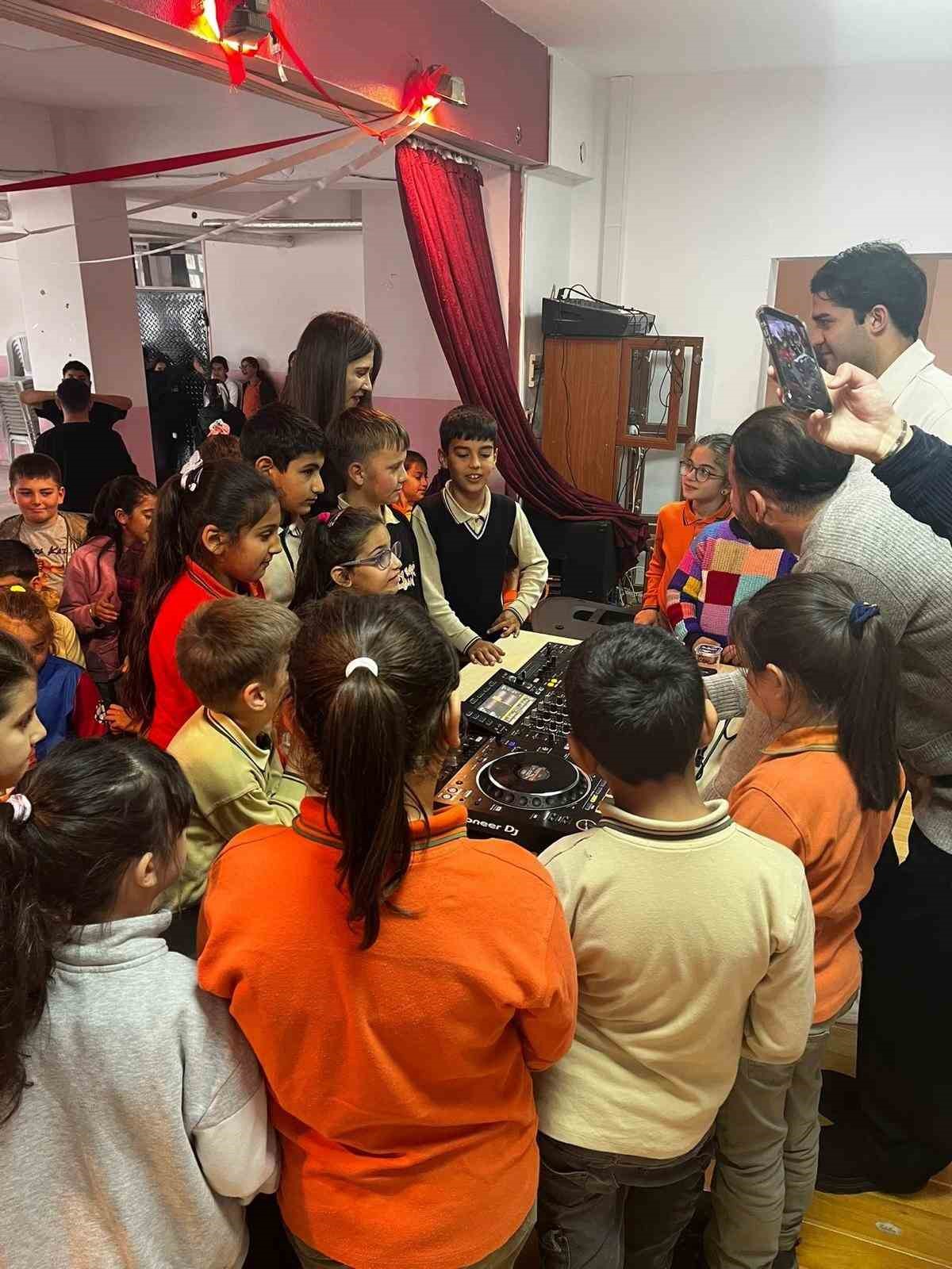 Eskişehir’de öğrenciler DJ ile buluştu