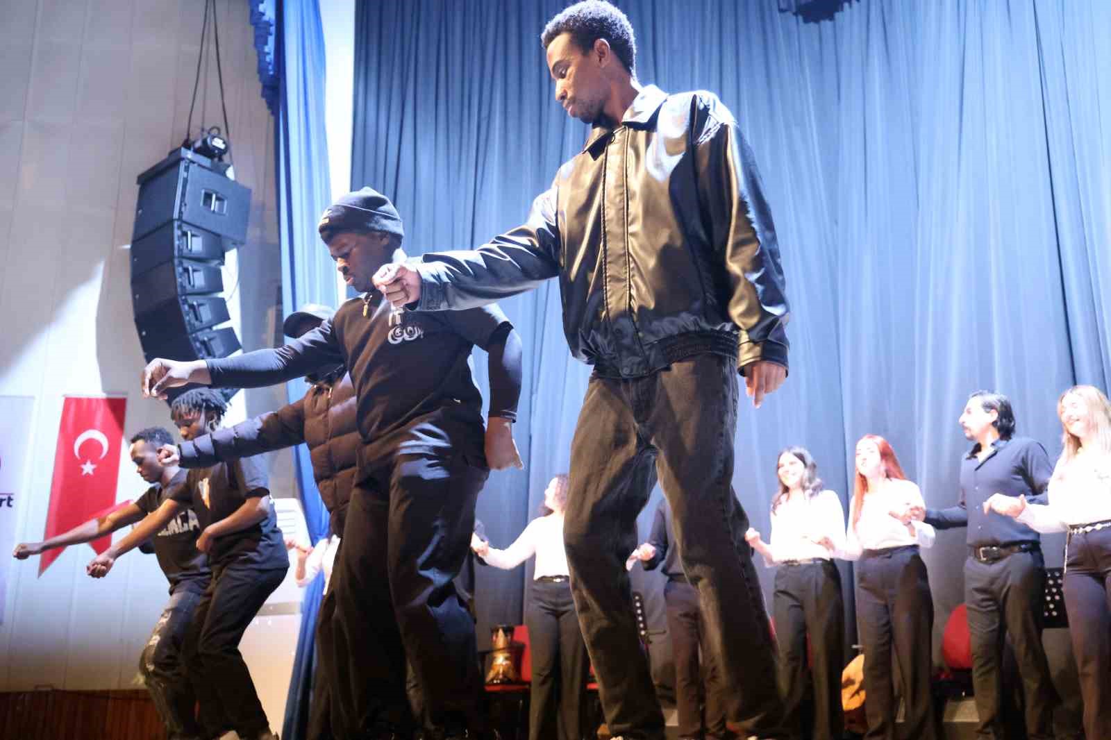 "Annem kanseri ikinci kez yendi" diyen öğrenci salonda dakikalarca alkışlandı