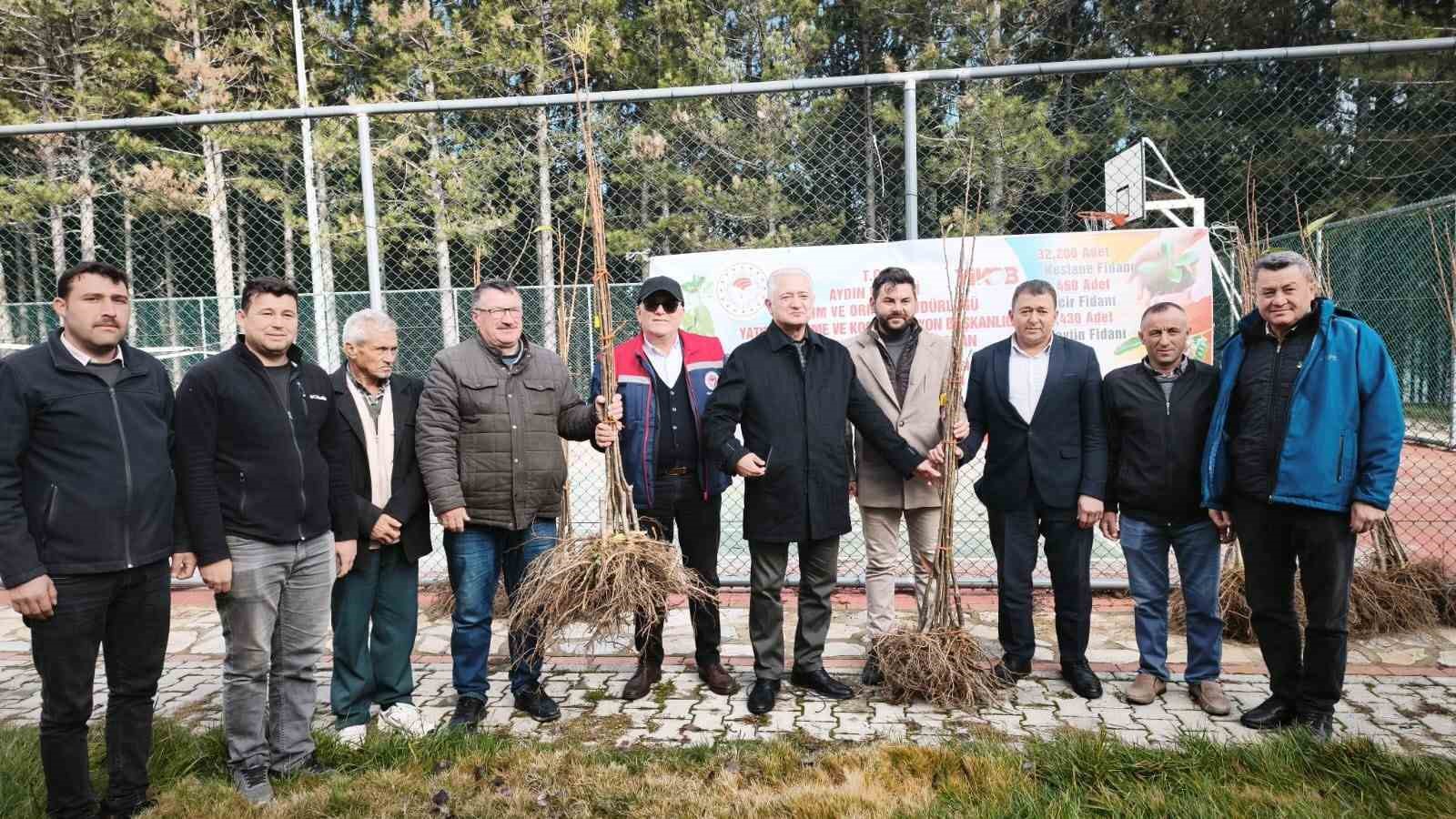 Kuyucak’ta 1200 adet kestane fidanı dağıtıldı