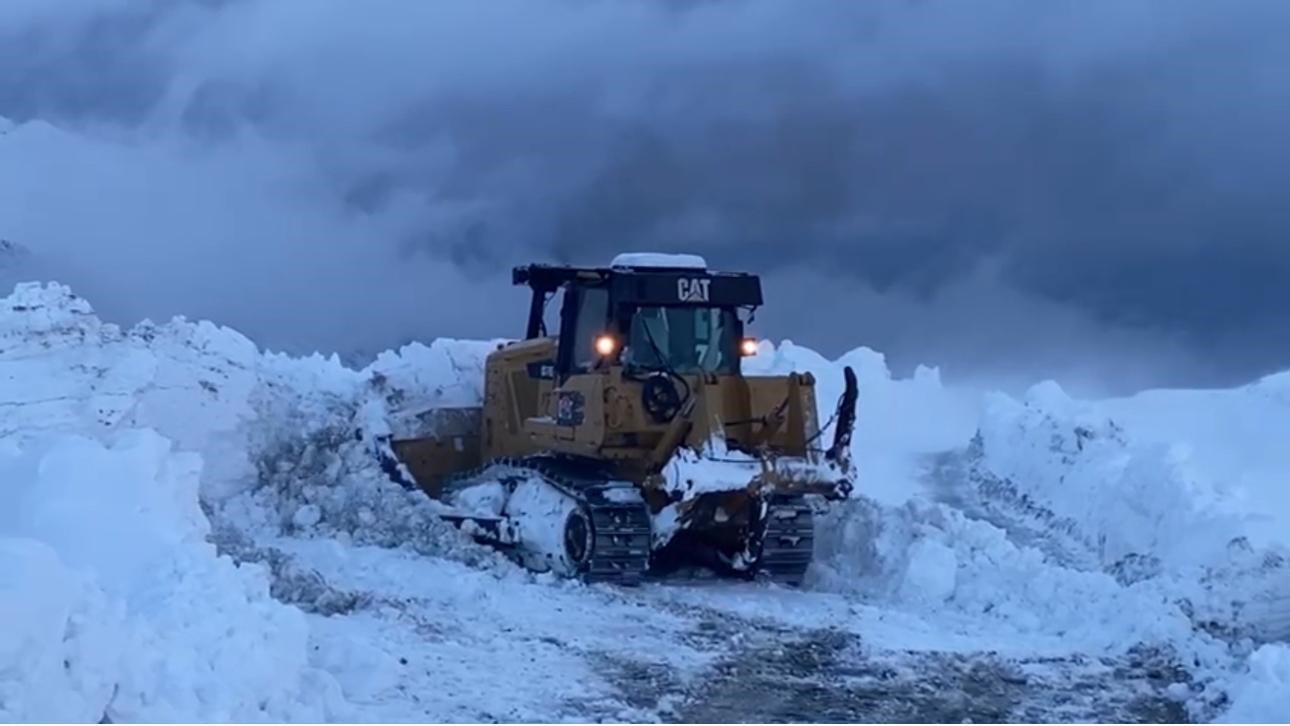 Şırnak’ta kar esareti, kapalı yolların açılması için çalışmalar sürüyor