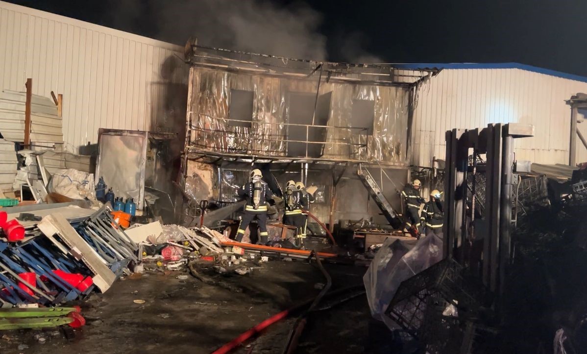 Kocaeli’de geri dönüşüm deposunda yangın: 1 yaralı