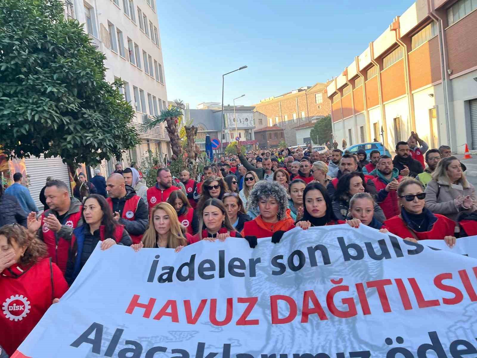 İzmir’de belediye işçileri yarım gün iş bırakma eyleminde