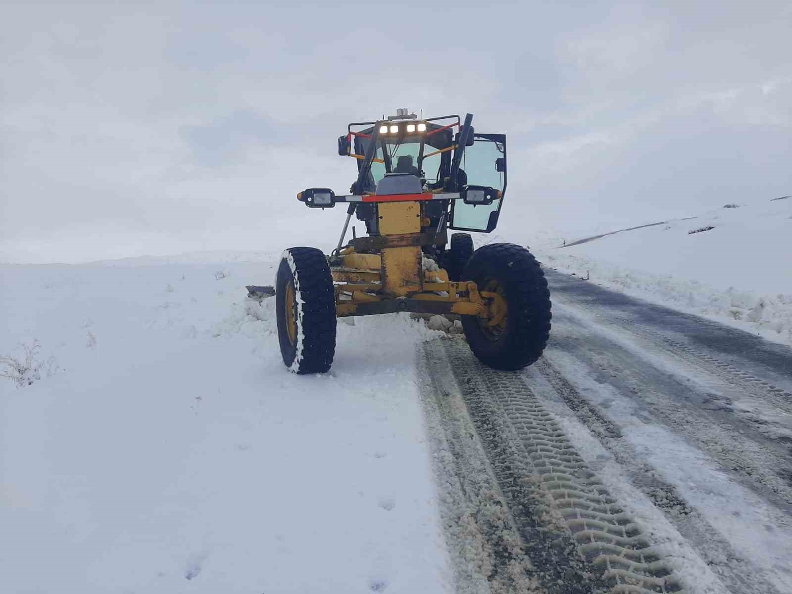 Eleşkirt’te kar yağışı sonrası kapanan köy yolları ulaşıma açıldı