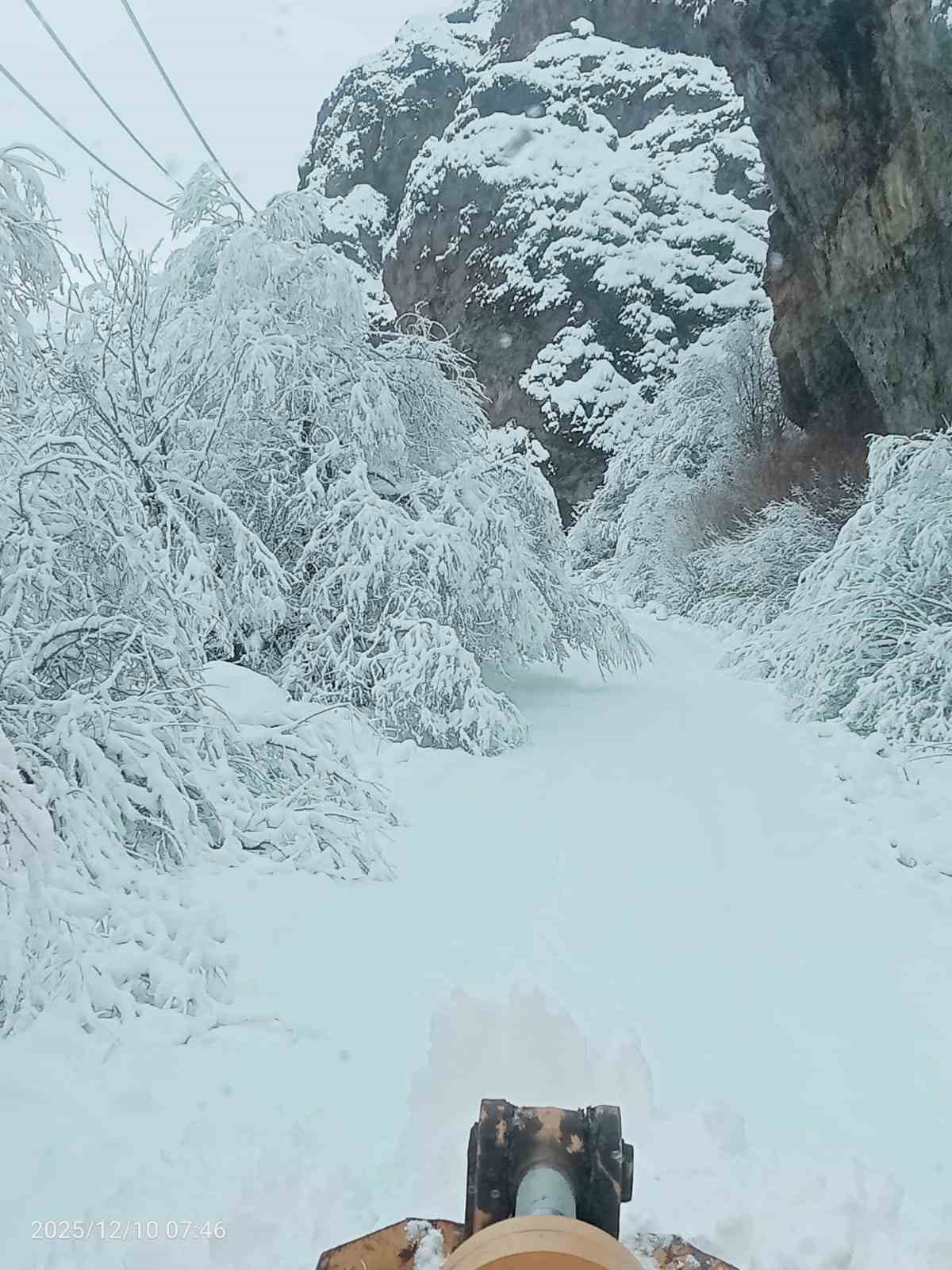 Eleşkirt’te kar yağışı sonrası kapanan köy yolları ulaşıma açıldı