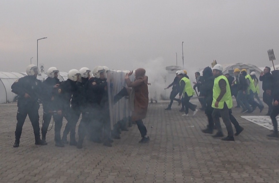 Taşlı sopalı toplumsal olaylara karşı gerçeğini aratmayan müdahale tatbikatı