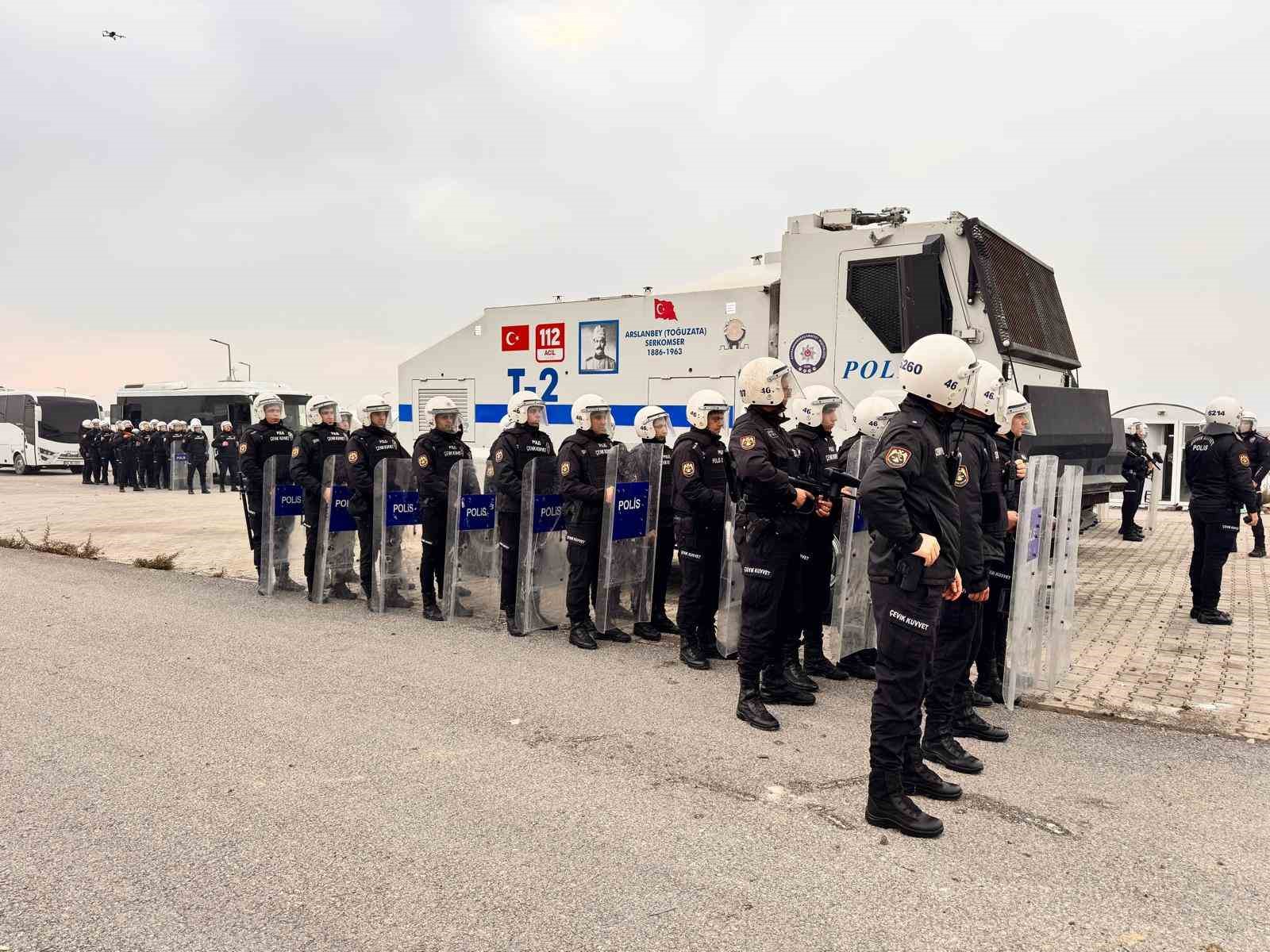 Taşlı sopalı toplumsal olaylara karşı gerçeğini aratmayan müdahale tatbikatı