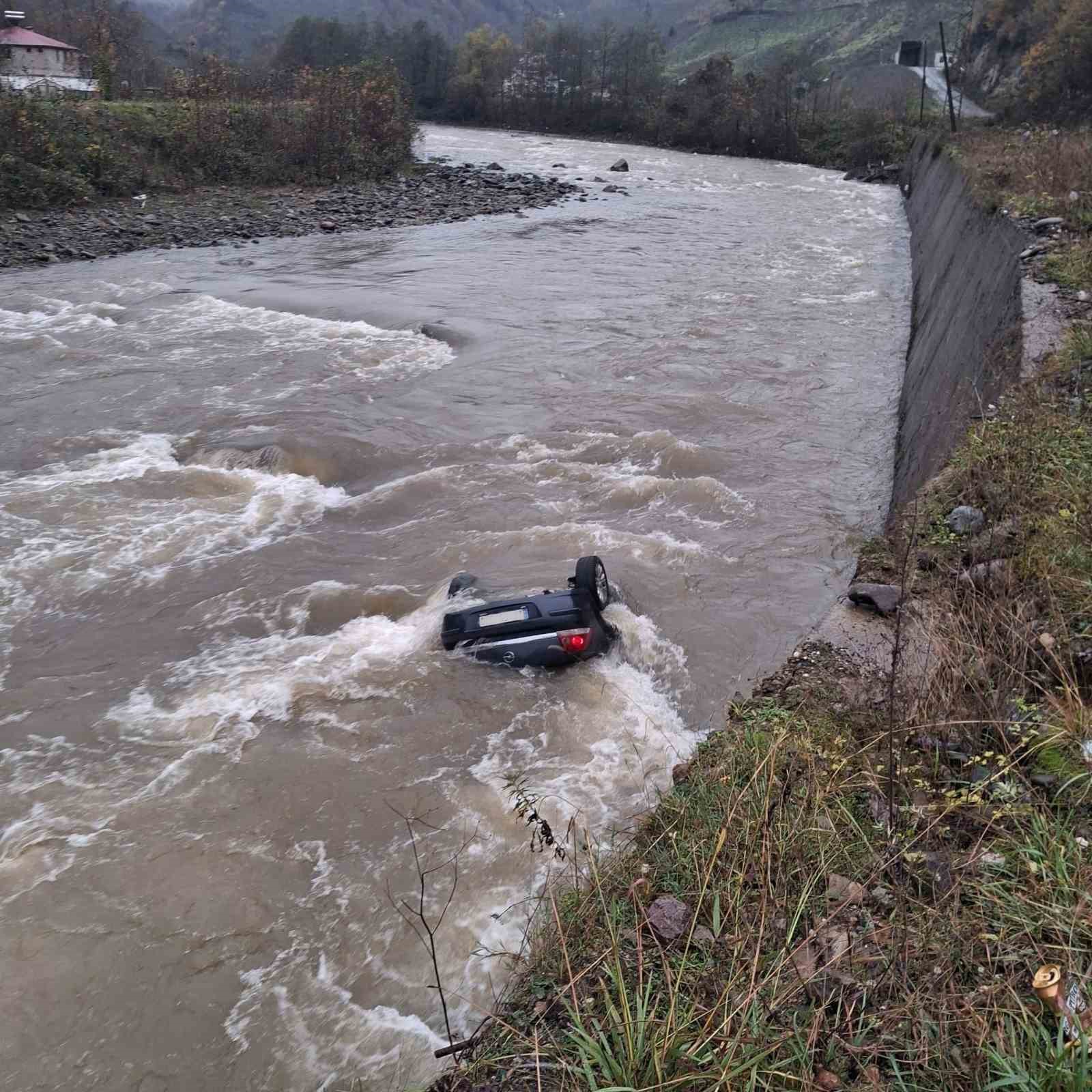 Giresun’da araç dereye uçtu: 2 ölü