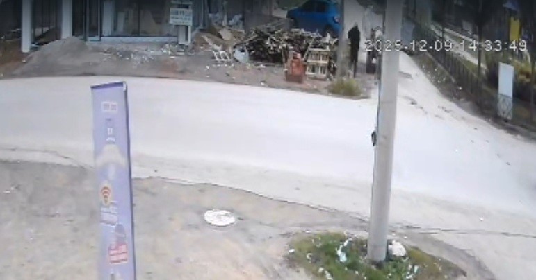 Bina önünden malzemeleri izinsiz alan şahıslar kameraya yakalandı