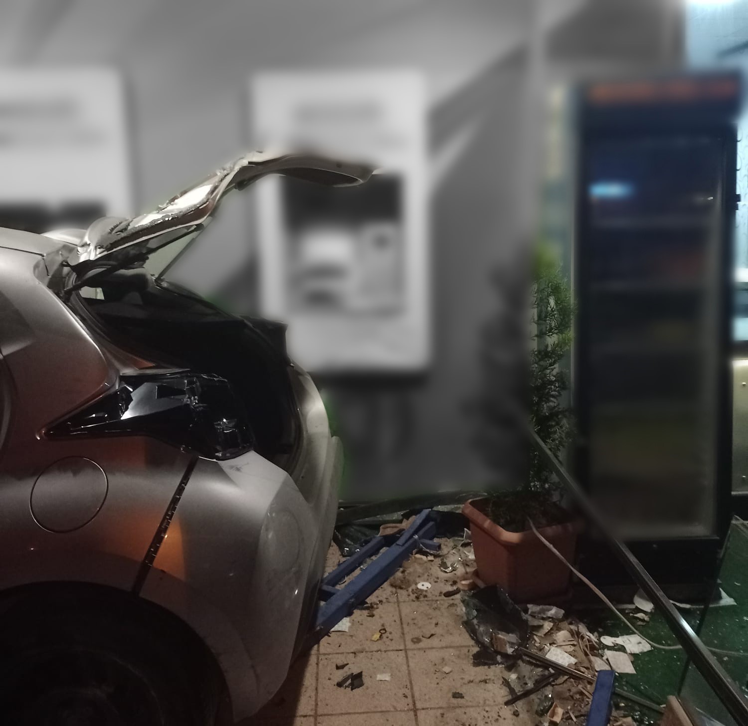 Takla atan araç banka şubesine çarparak durabildi: 2 yaralı