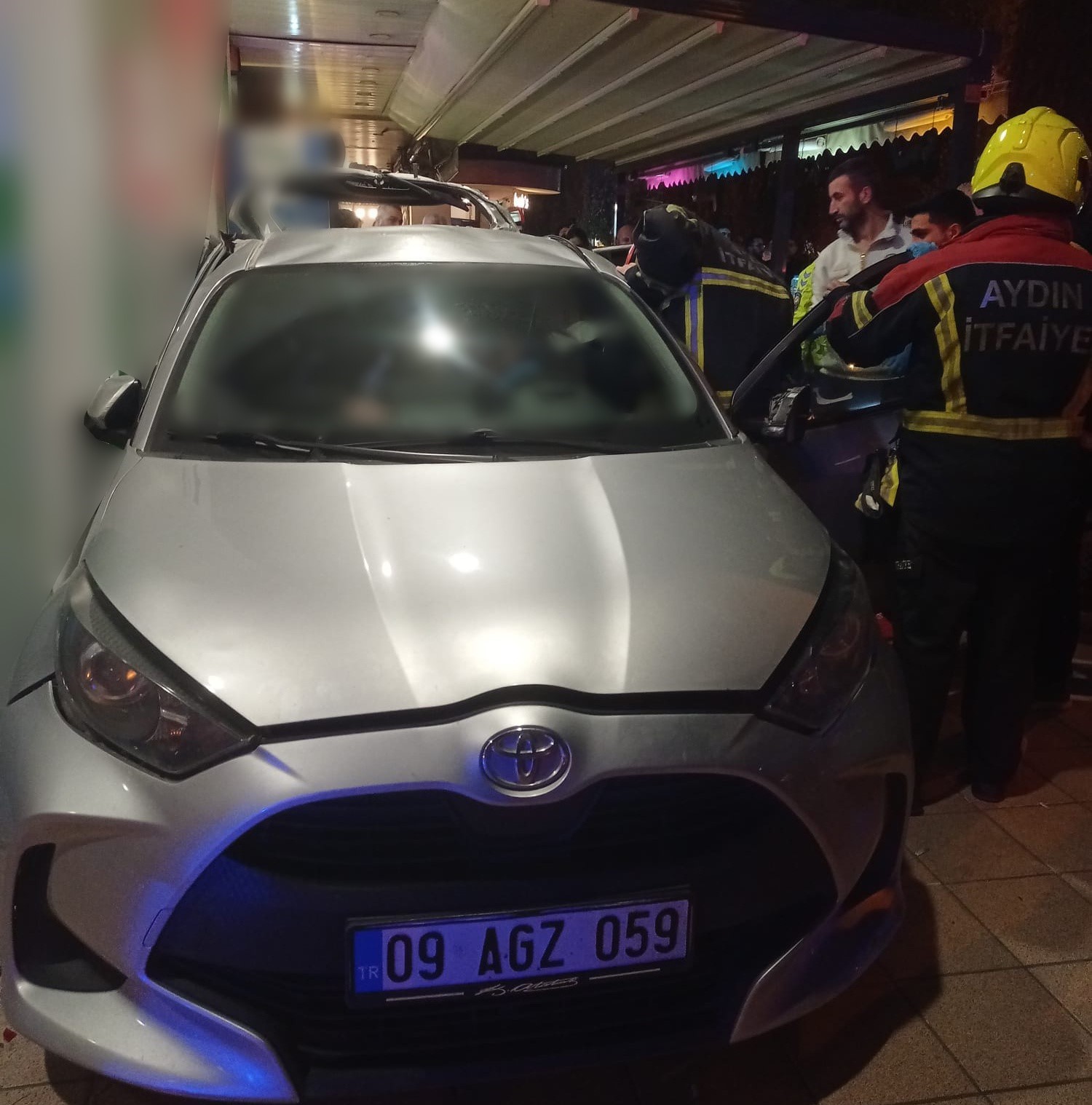 Takla atan araç banka şubesine çarparak durabildi: 2 yaralı