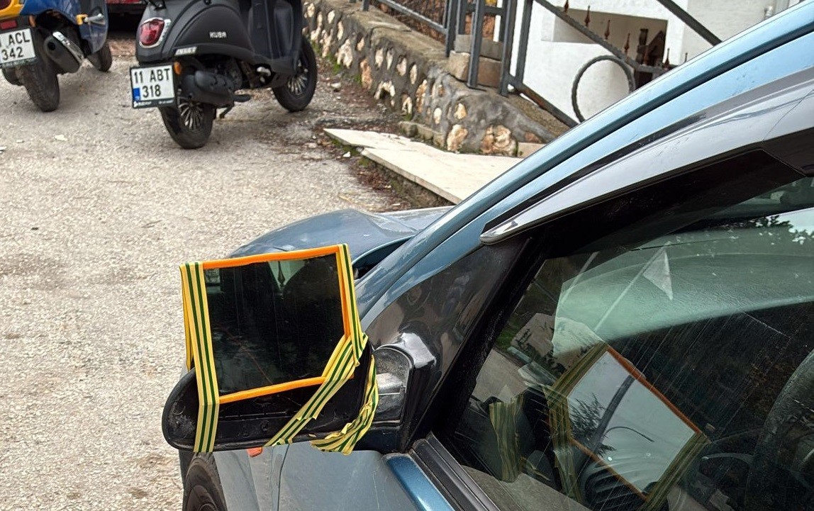 Dikiz aynası kırılan sürücü çareyi böyle buldu