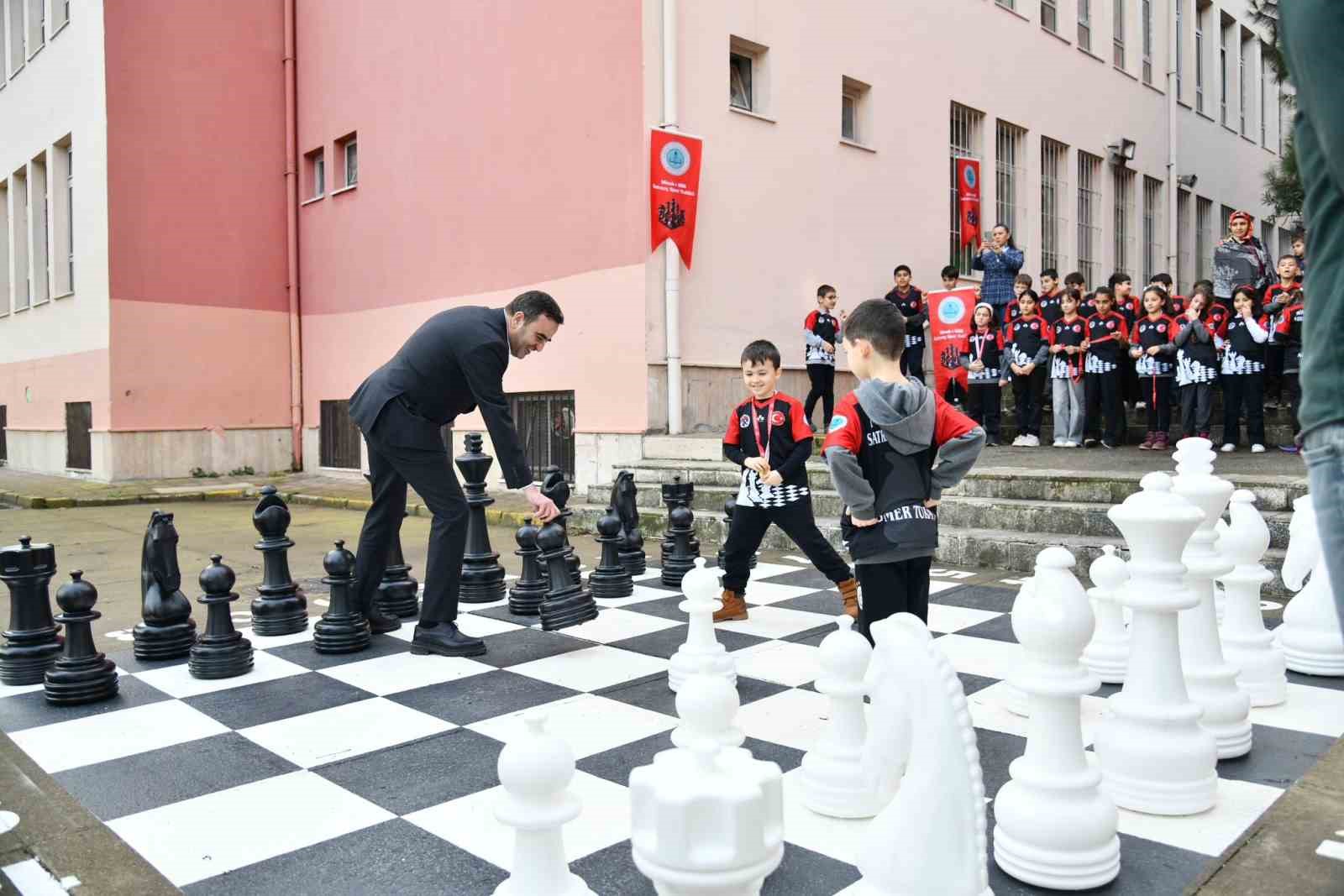 Başiskele’de ilkokul bahçesine satranç sahası kuruldu