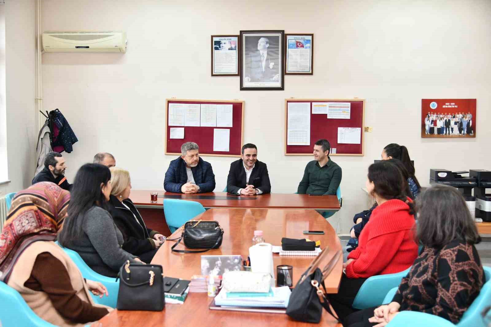 Başiskele’de ilkokul bahçesine satranç sahası kuruldu